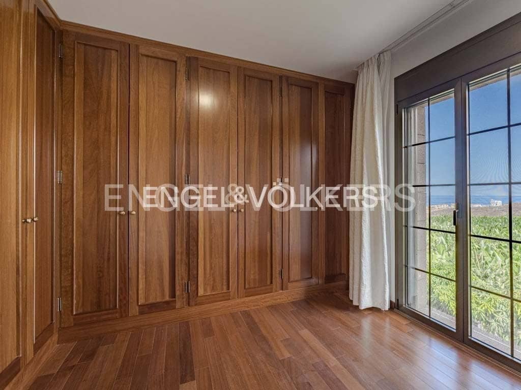 12 soverom Villa til salgs i Alcala med svømmebasseng - € 9 400 000 (Ref: 8437497)