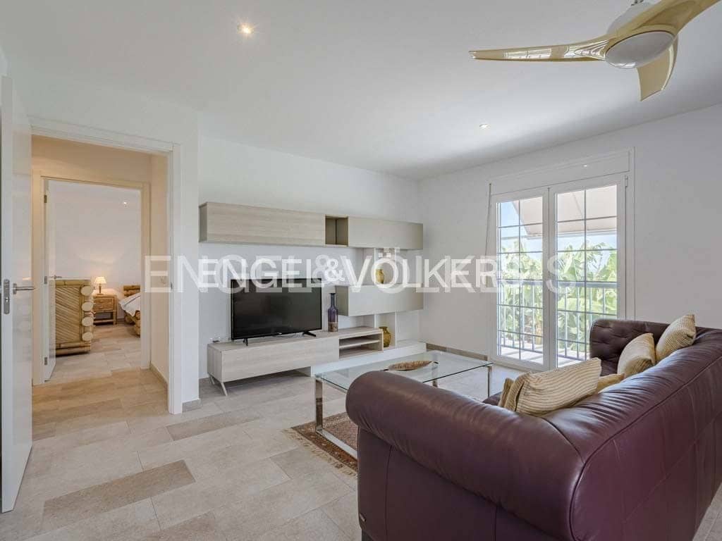 12 soverom Villa til salgs i Alcala med svømmebasseng - € 9 400 000 (Ref: 8437497)