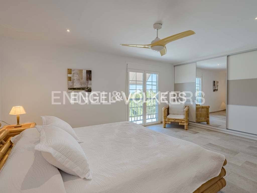 12 soverom Villa til salgs i Alcala med svømmebasseng - € 9 400 000 (Ref: 8437497)