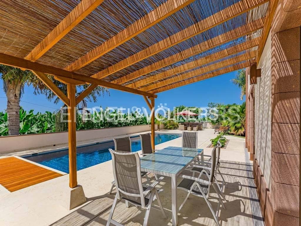 12 soverom Villa til salgs i Alcala med svømmebasseng - € 9 400 000 (Ref: 8437497)