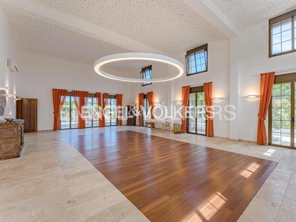 12 soverom Villa til salgs i Alcala med svømmebasseng - € 9 400 000 (Ref: 8437497)