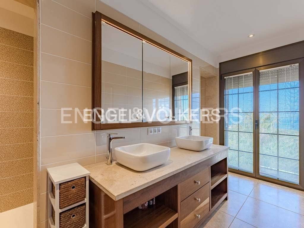 12 soverom Villa til salgs i Alcala med svømmebasseng - € 9 400 000 (Ref: 8437497)