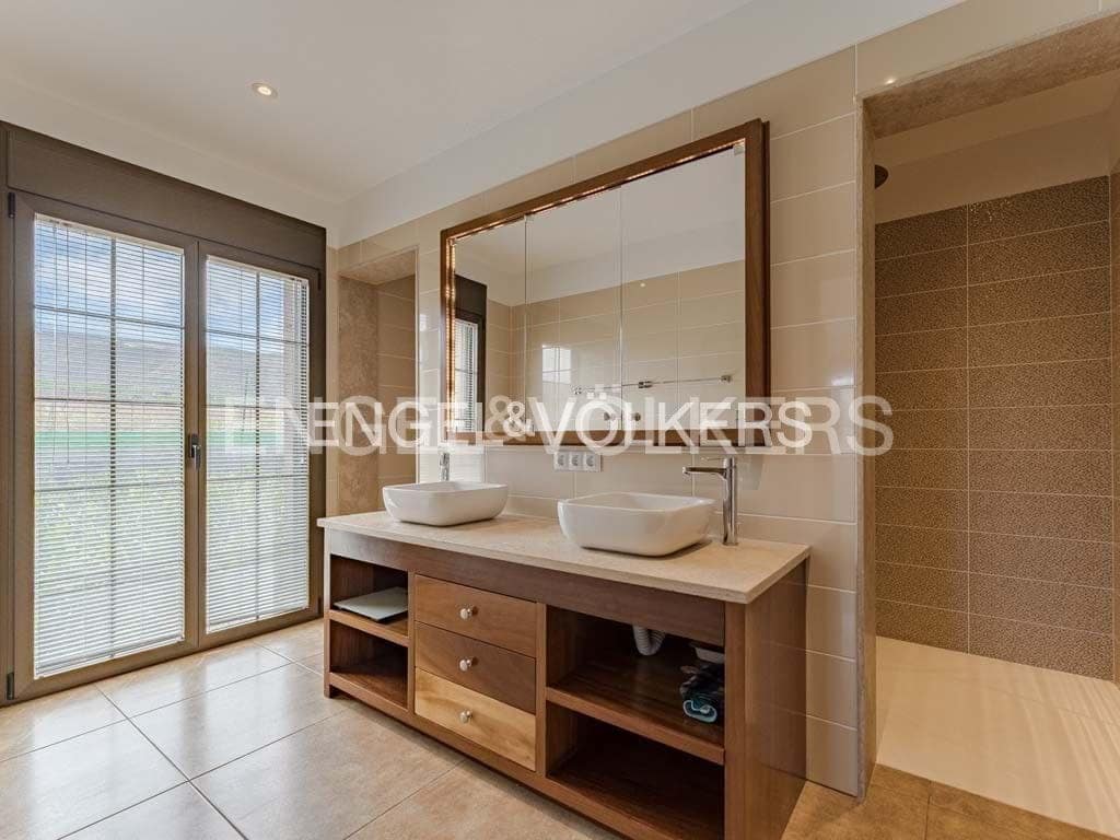 12 soverom Villa til salgs i Alcala med svømmebasseng - € 9 400 000 (Ref: 8437497)