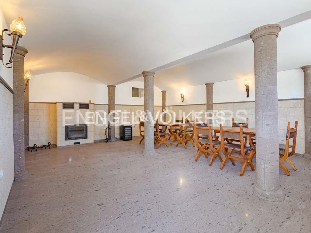 12 soverom Villa til salgs i Alcala med svømmebasseng - € 9 400 000 (Ref: 8437497)