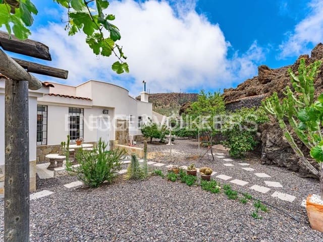 5 slaapkamer Villa te koop in Santiago del Teide met garage - € 995.000 (Ref: 8535991)