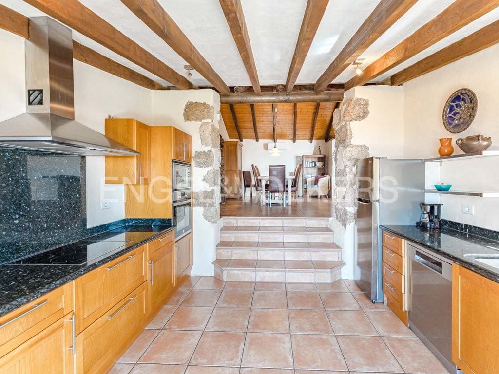 4 soveværelse Villa til salg i Arona med swimmingpool - € 800.000 (Ref: 8562361)