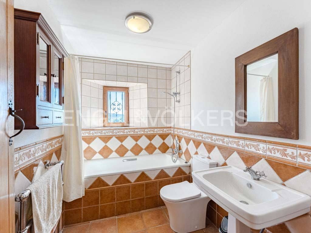 4 soveværelse Villa til salg i Arona med swimmingpool - € 800.000 (Ref: 8562361)