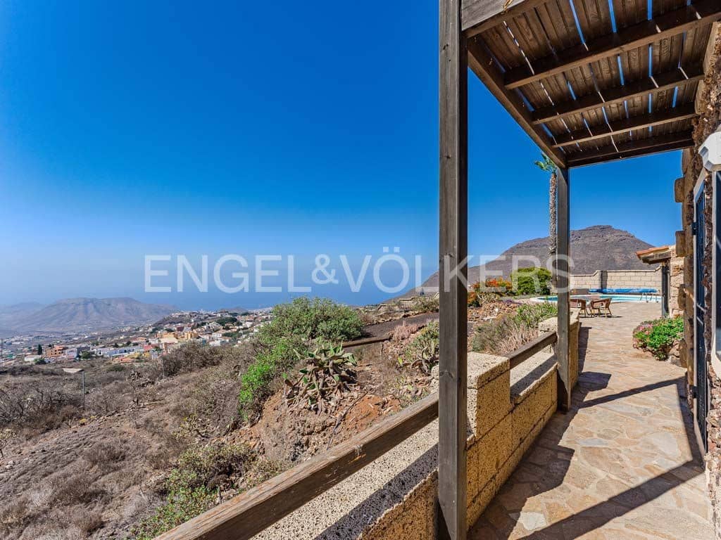 4 soveværelse Villa til salg i Arona med swimmingpool - € 800.000 (Ref: 8562361)