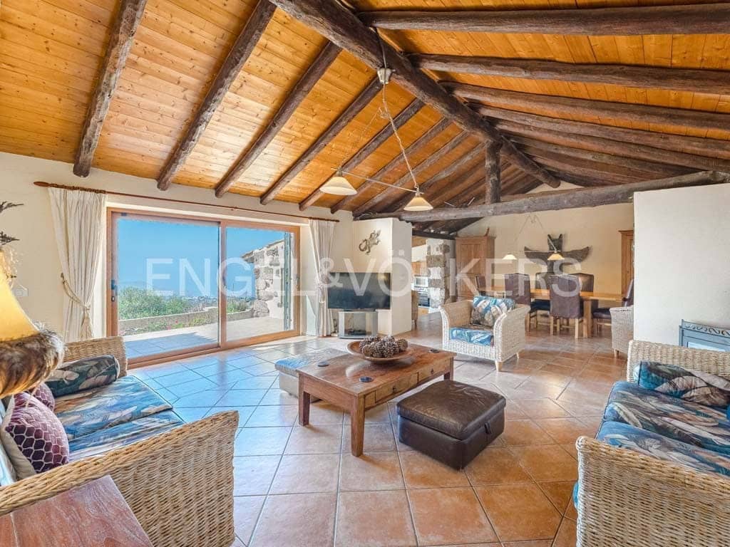 4 soveværelse Villa til salg i Arona med swimmingpool - € 800.000 (Ref: 8562361)