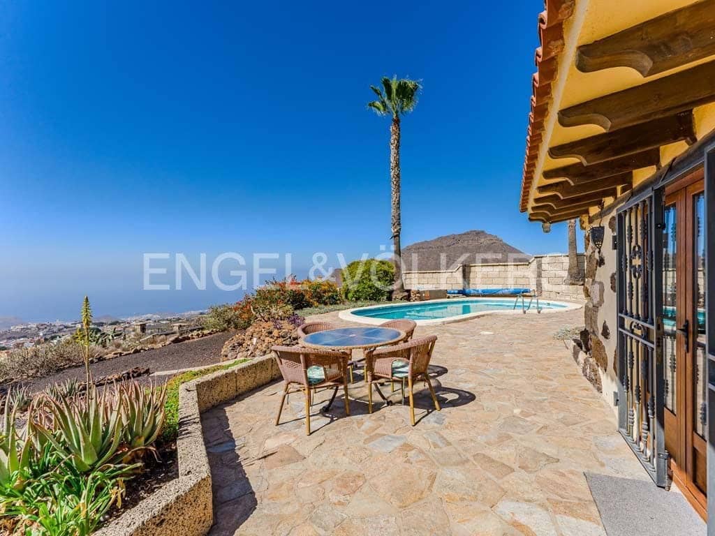 4 soveværelse Villa til salg i Arona med swimmingpool - € 800.000 (Ref: 8562361)