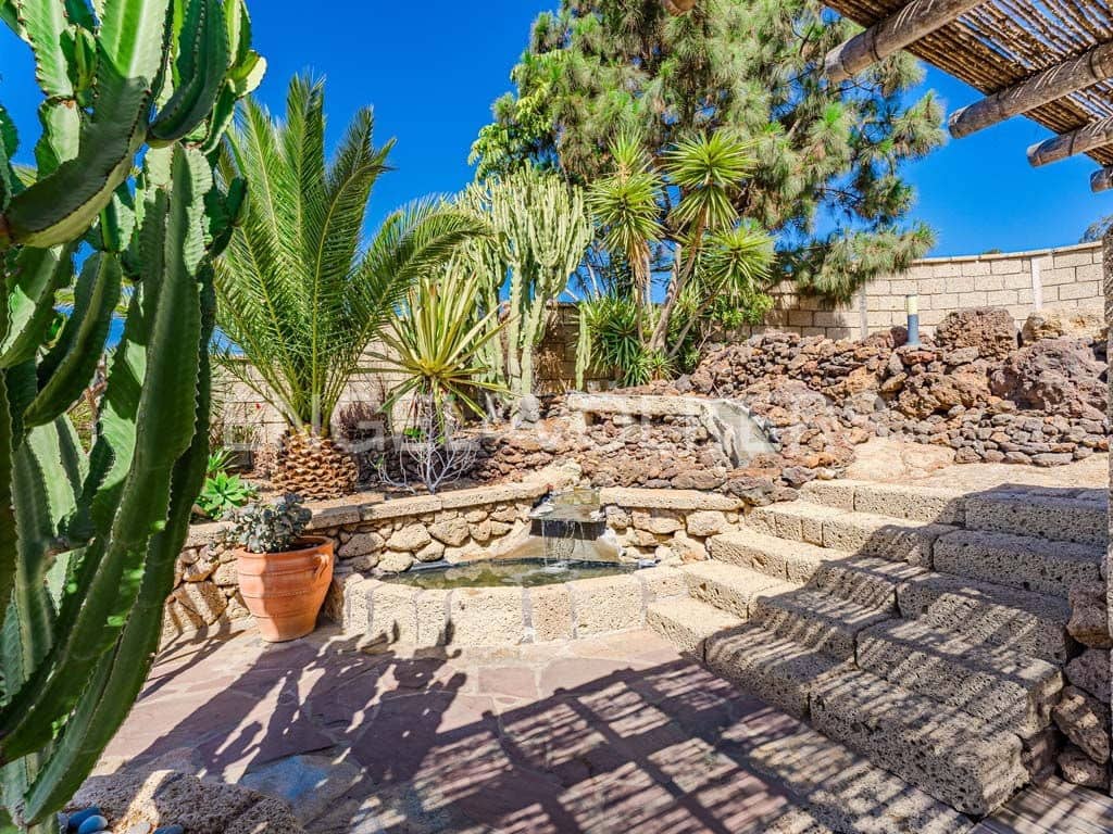 4 soveværelse Villa til salg i Arona med swimmingpool - € 800.000 (Ref: 8562361)