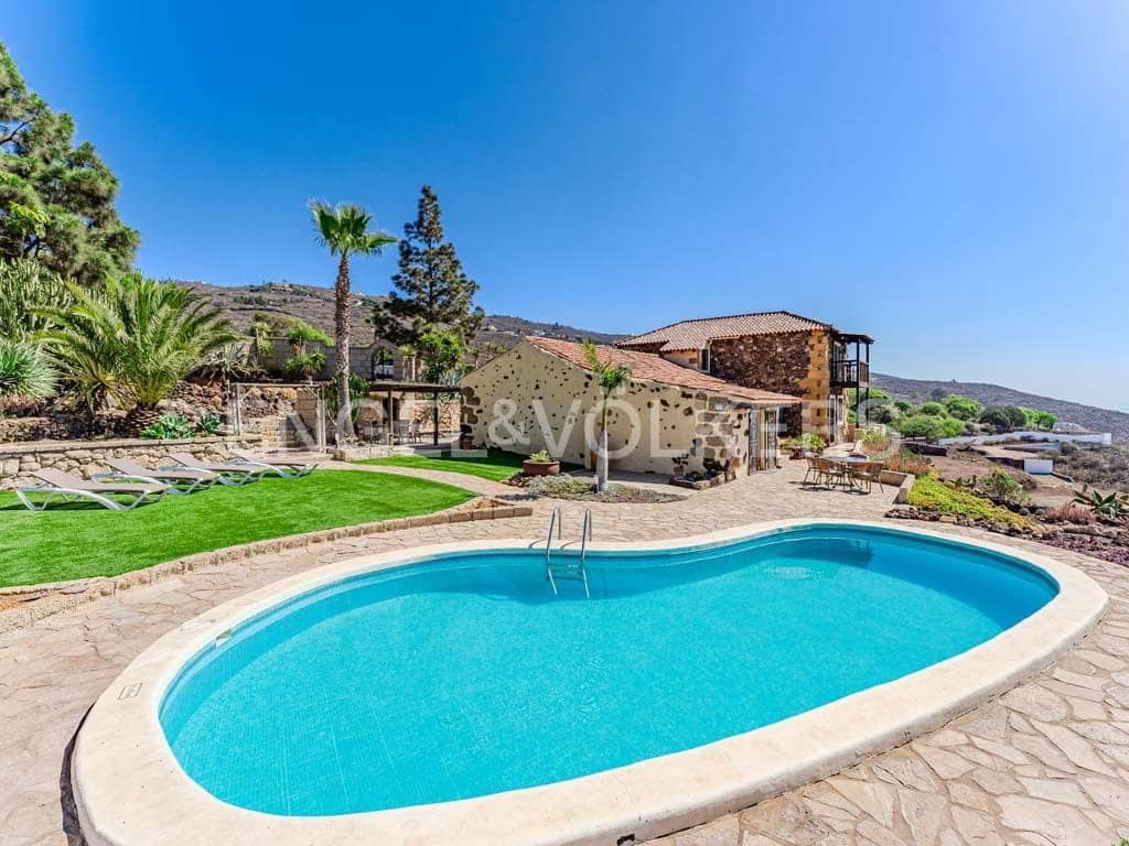 4 soveværelse Villa til salg i Arona med swimmingpool - € 800.000 (Ref: 8562361)