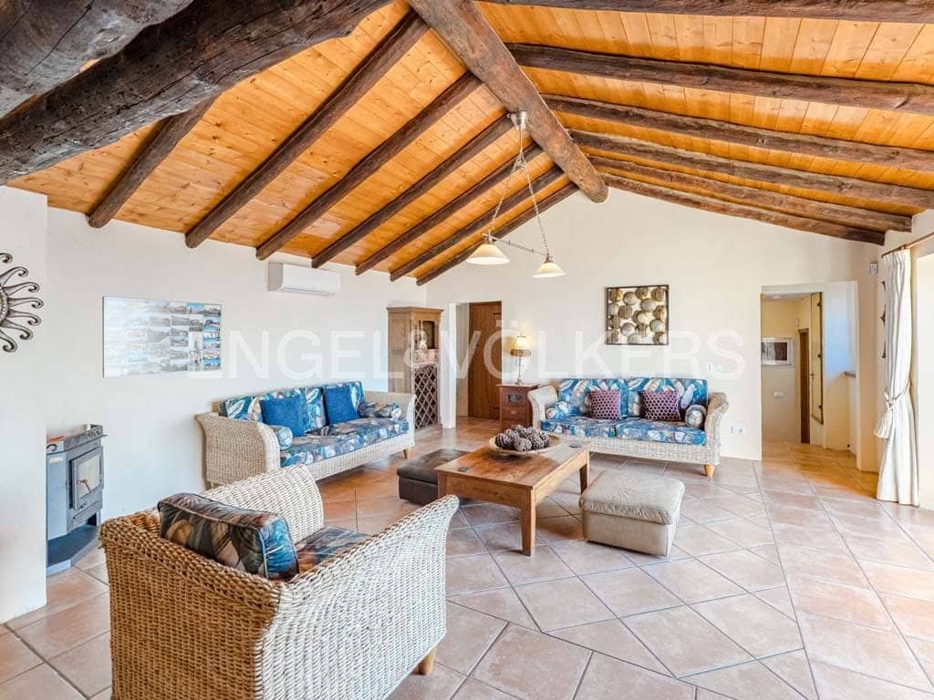 4 soveværelse Villa til salg i Arona med swimmingpool - € 800.000 (Ref: 8562361)