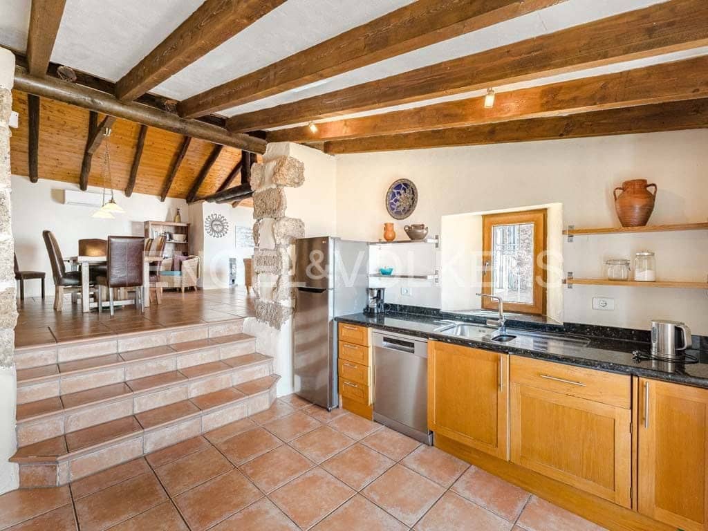 4 soveværelse Villa til salg i Arona med swimmingpool - € 800.000 (Ref: 8562361)