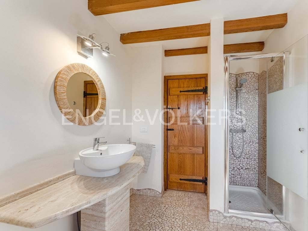 4 soveværelse Villa til salg i Arona med swimmingpool - € 800.000 (Ref: 8562361)