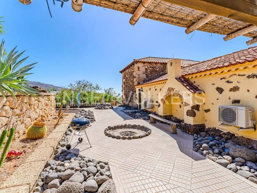 4 soveværelse Villa til salg i Arona med swimmingpool - € 800.000 (Ref: 8562361)