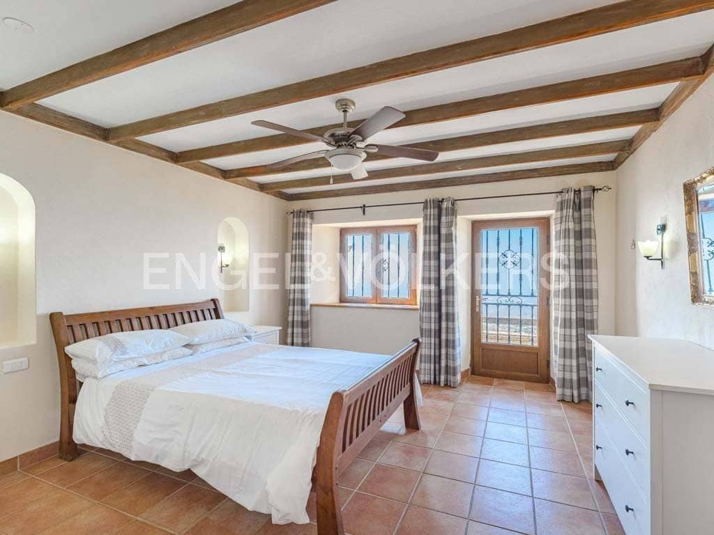 4 soveværelse Villa til salg i Arona med swimmingpool - € 800.000 (Ref: 8562361)