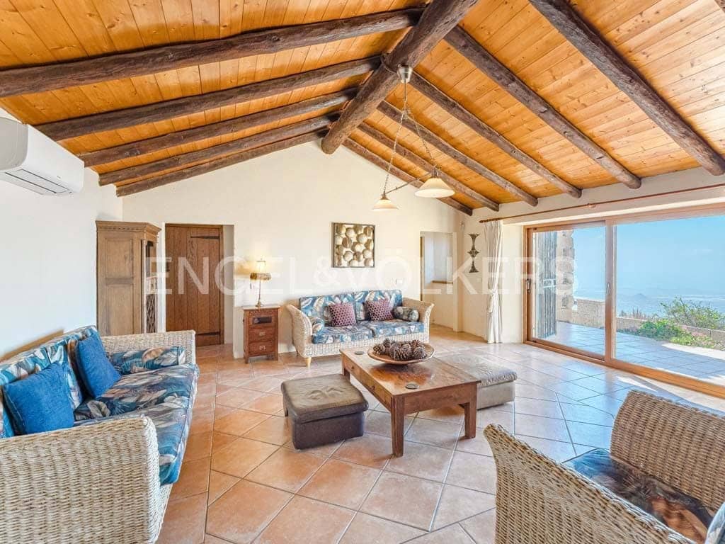 4 soveværelse Villa til salg i Arona med swimmingpool - € 800.000 (Ref: 8562361)