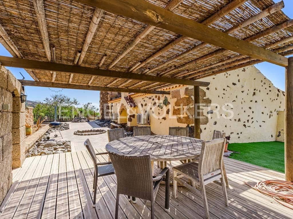 4 soveværelse Villa til salg i Arona med swimmingpool - € 800.000 (Ref: 8562361)