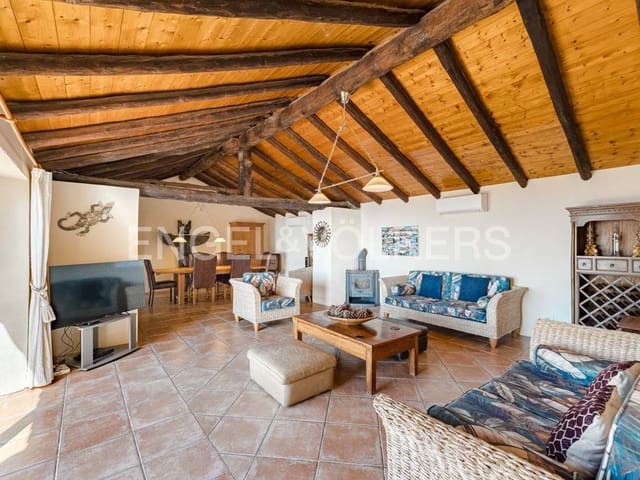 4 soveværelse Villa til salg i Arona med swimmingpool - € 800.000 (Ref: 8562361)