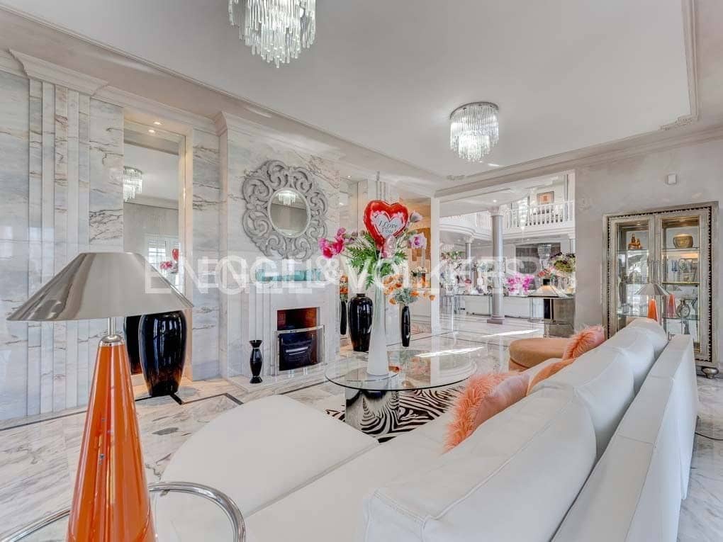 5 slaapkamer Villa te koop in San Eugenio met zwembad garage - € 7.500.000 (Ref: 8699280)