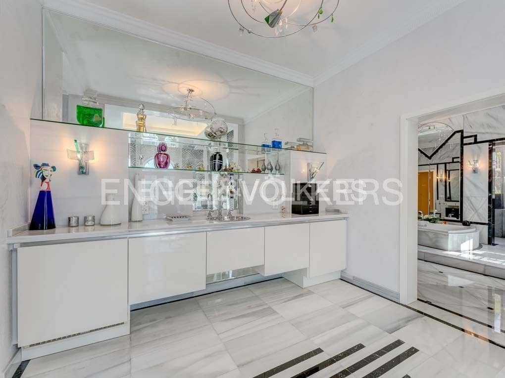 5 slaapkamer Villa te koop in San Eugenio met zwembad garage - € 7.500.000 (Ref: 8699280)