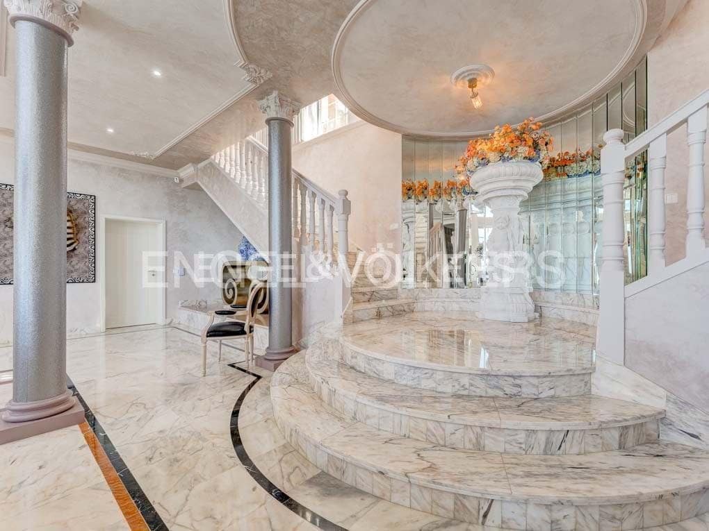 5 slaapkamer Villa te koop in San Eugenio met zwembad garage - € 7.500.000 (Ref: 8699280)