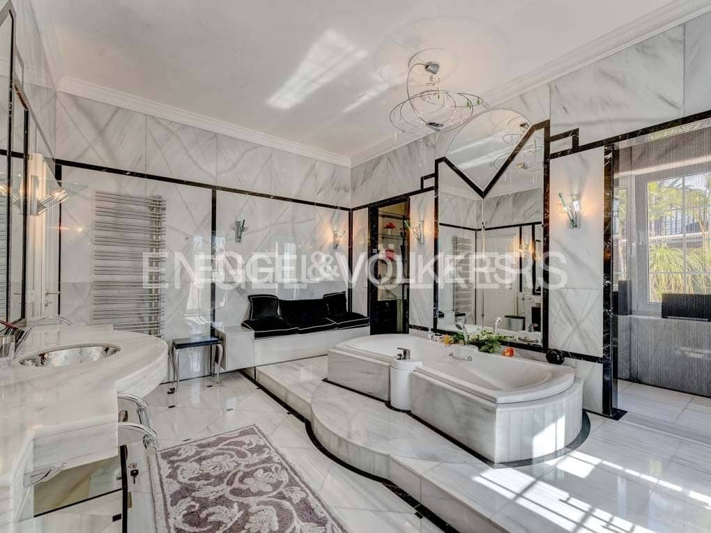 5 slaapkamer Villa te koop in San Eugenio met zwembad garage - € 7.500.000 (Ref: 8699280)