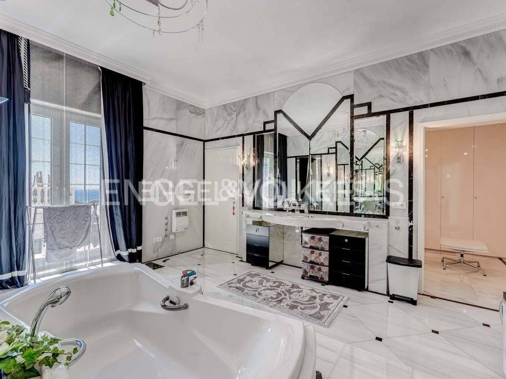 5 slaapkamer Villa te koop in San Eugenio met zwembad garage - € 7.500.000 (Ref: 8699280)