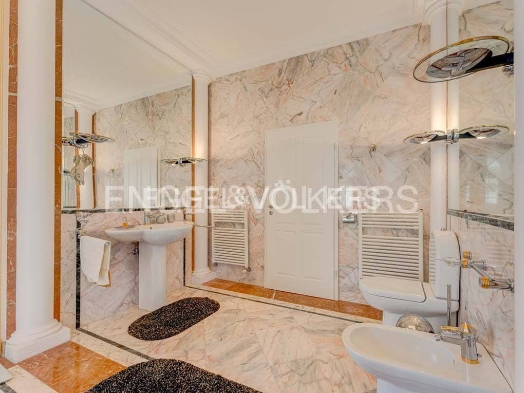 5 slaapkamer Villa te koop in San Eugenio met zwembad garage - € 7.500.000 (Ref: 8699280)