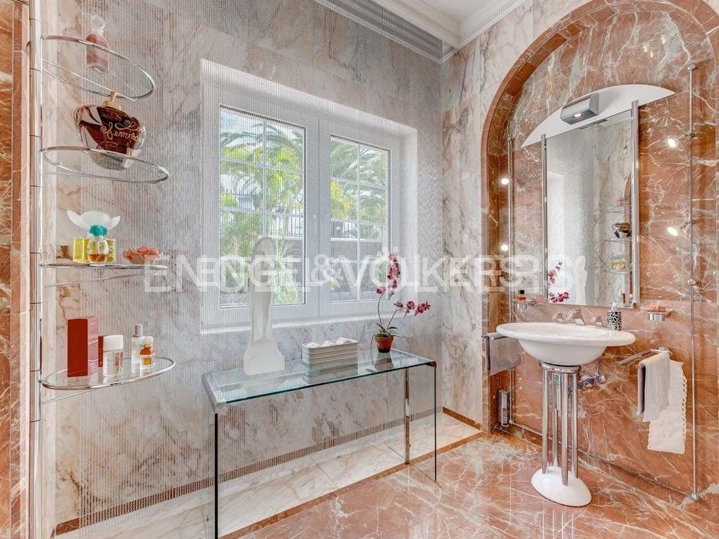 5 slaapkamer Villa te koop in San Eugenio met zwembad garage - € 7.500.000 (Ref: 8699280)