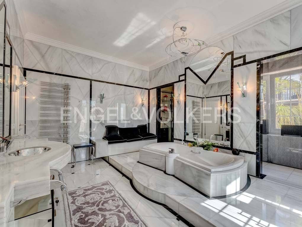 5 soveværelse Villa til salg i San Eugenio med swimmingpool garage - € 7.500.000 (Ref: 8699280)