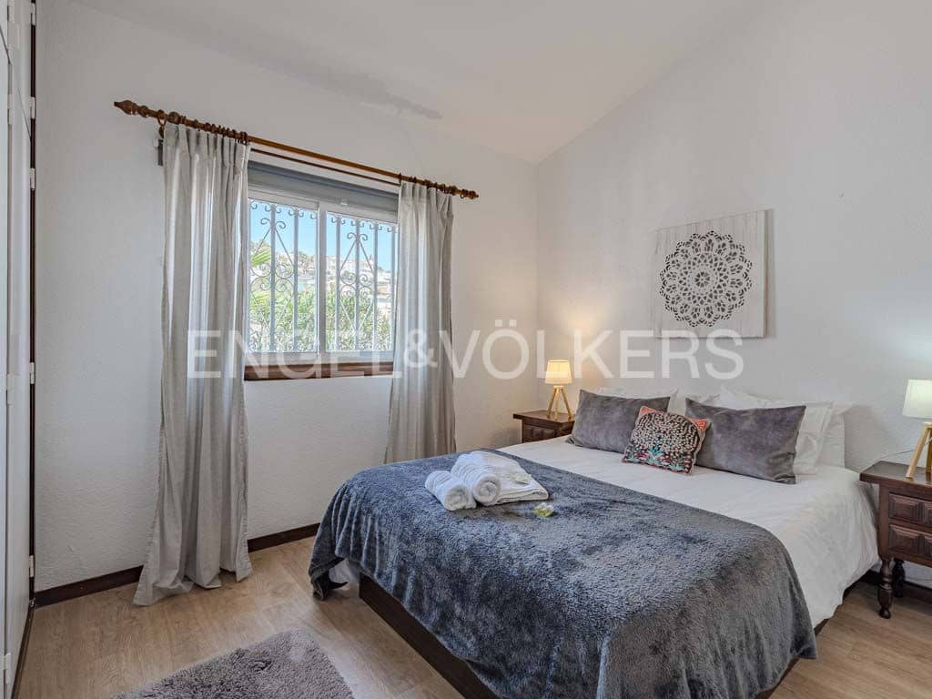 2 soveværelse Villa til salg i San Eugenio med garage - € 700.000 (Ref: 8765555)