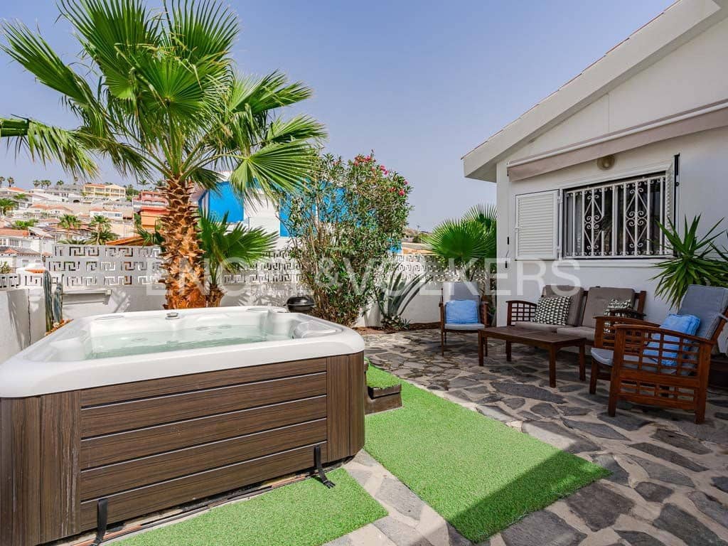 2 soveværelse Villa til salg i San Eugenio med garage - € 700.000 (Ref: 8765555)