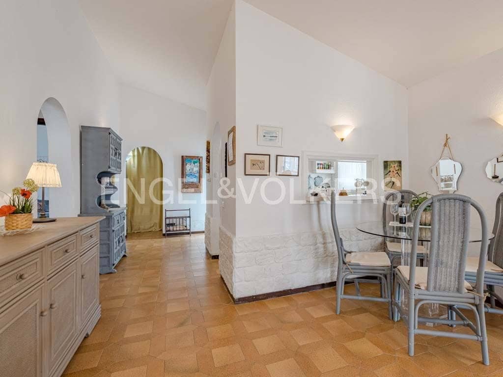 2 soveværelse Villa til salg i San Eugenio med garage - € 700.000 (Ref: 8765555)