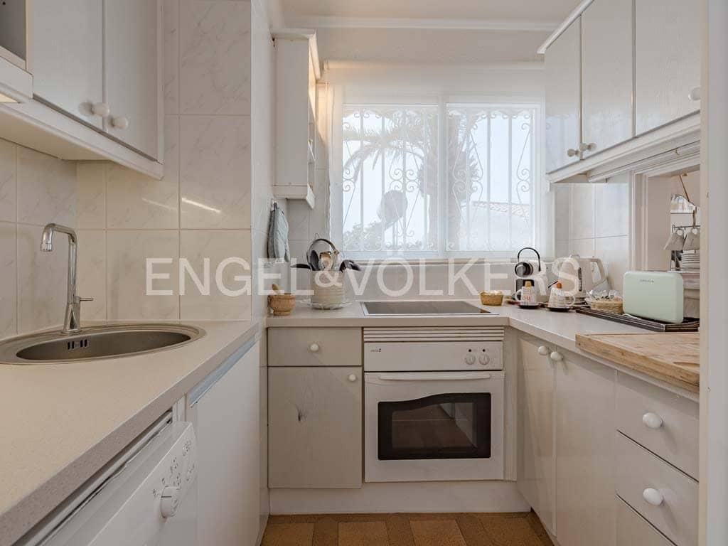 2 soveværelse Villa til salg i San Eugenio med garage - € 700.000 (Ref: 8765555)