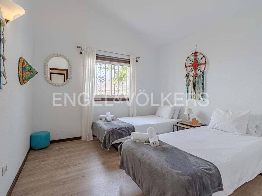 2 soveværelse Villa til salg i San Eugenio med garage - € 700.000 (Ref: 8765555)