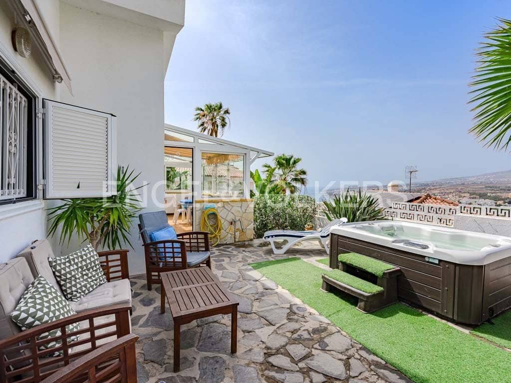 2 soveværelse Villa til salg i San Eugenio med garage - € 700.000 (Ref: 8765555)