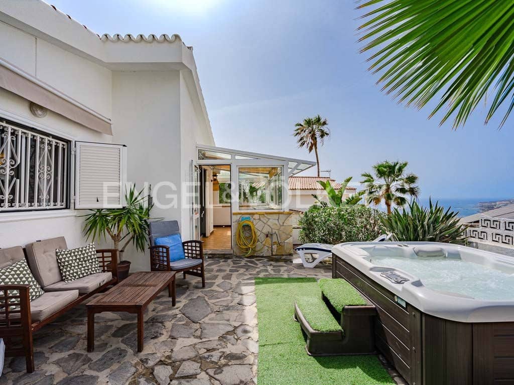 2 soveværelse Villa til salg i San Eugenio med garage - € 700.000 (Ref: 8765555)