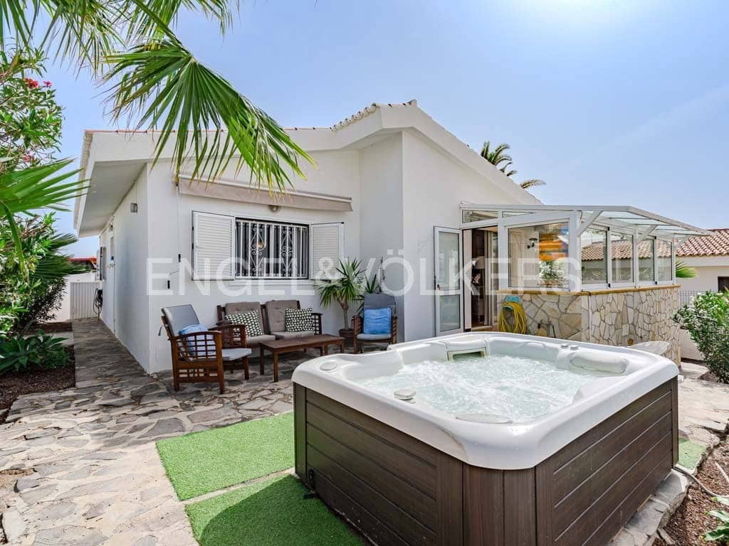 2 soveværelse Villa til salg i San Eugenio med garage - € 700.000 (Ref: 8765555)