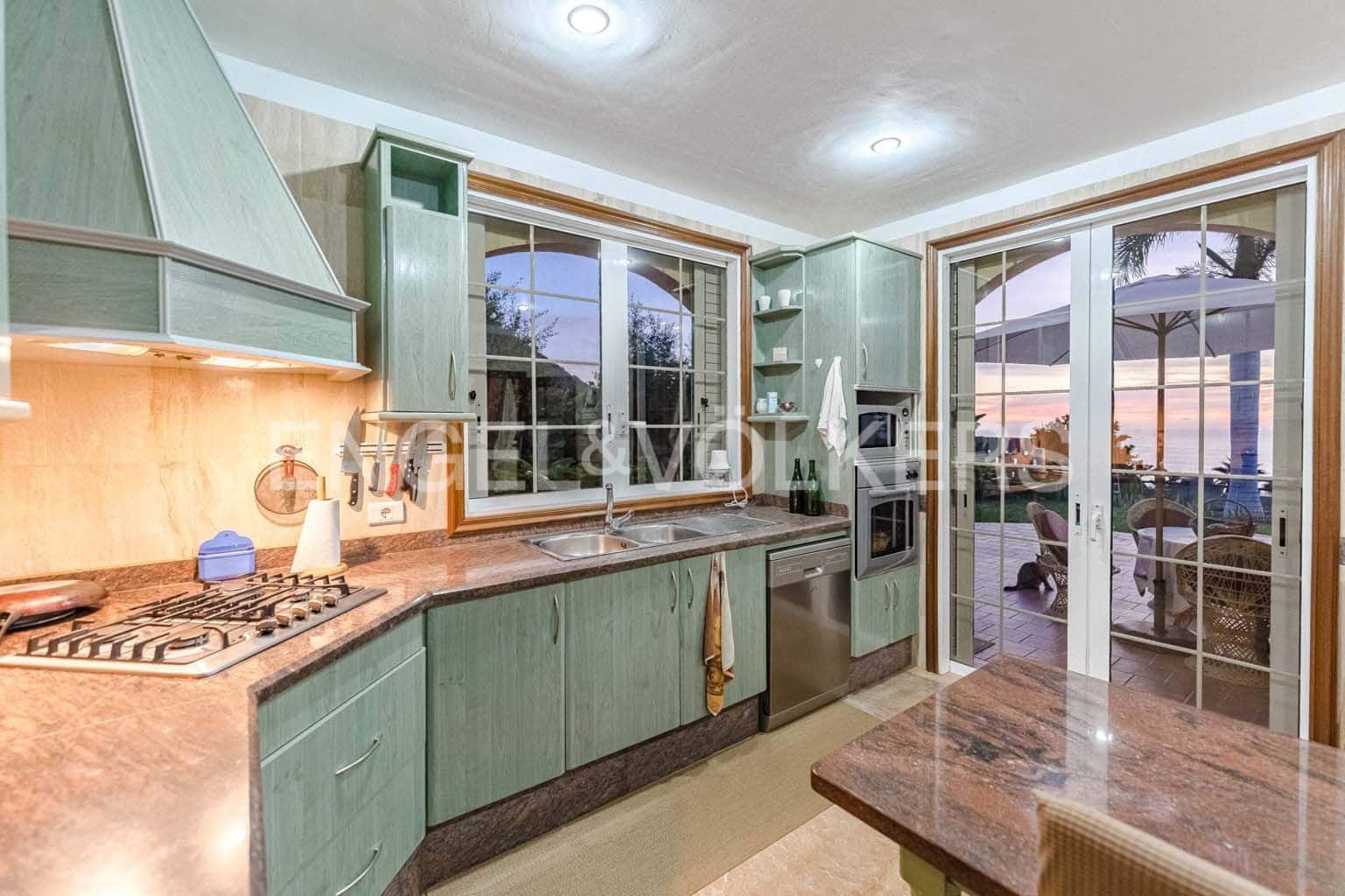 4 soveværelse Villa til salg i Los Gigantes med garage - € 1.400.000 (Ref: 8781944)