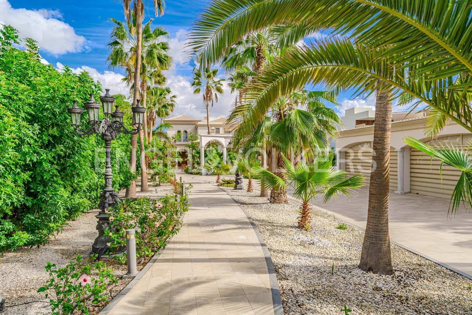 7 soveværelse Villa til salg i Costa Adeje med swimmingpool garage - € 5.950.000 (Ref: 8820541)