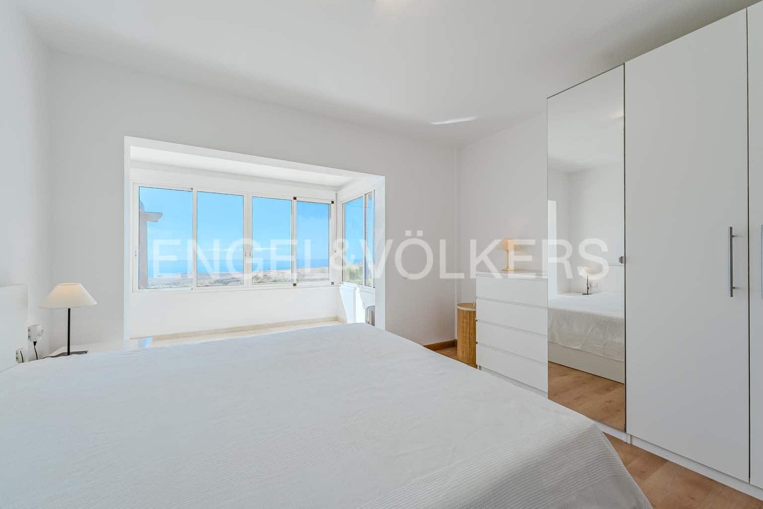 2 bedroom Villa for sale in Costa Adeje with pool - € 595,000 (Ref: 8873325)