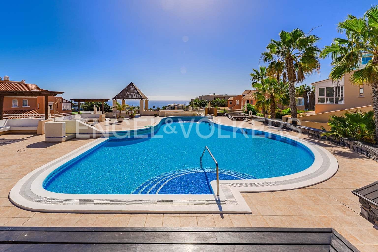 2 bedroom Villa for sale in Costa Adeje with pool - € 595,000 (Ref: 8873325)