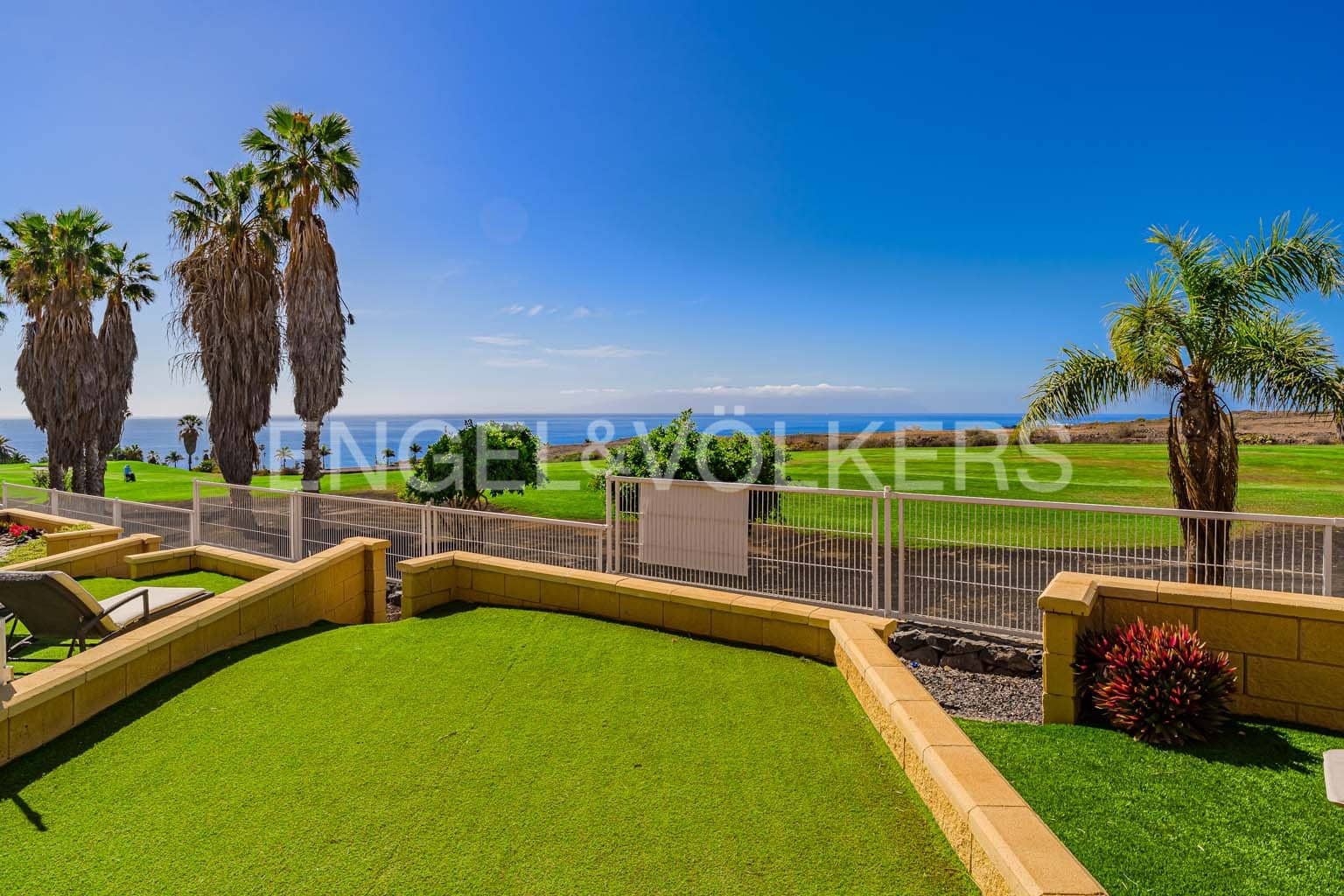 2 bedroom Villa for sale in Costa Adeje with pool - € 595,000 (Ref: 8873325)