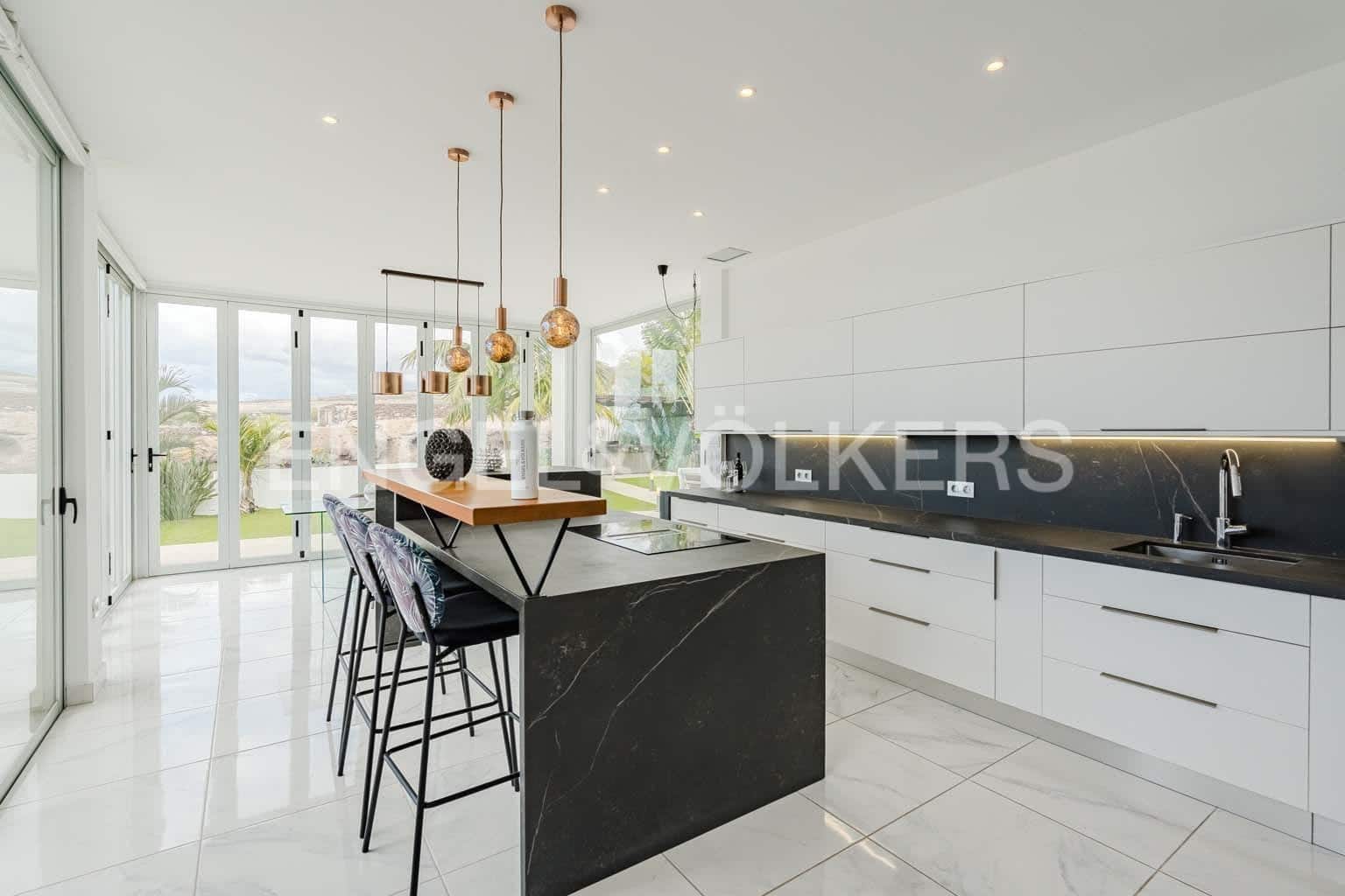 4 soveværelse Villa til salg i Playa Paraiso med swimmingpool - € 2.490.000 (Ref: 8956469)