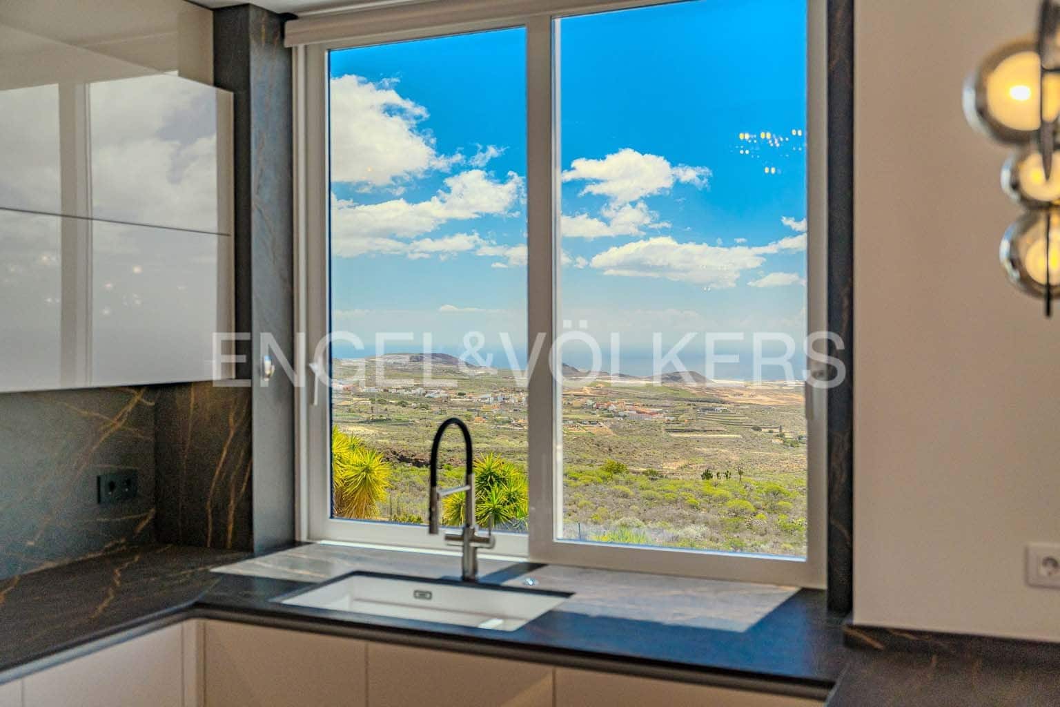 5 soverom Villa til salgs i San Miguel de Abona med svømmebasseng garasje - € 1 800 000 (Ref: 8968830)