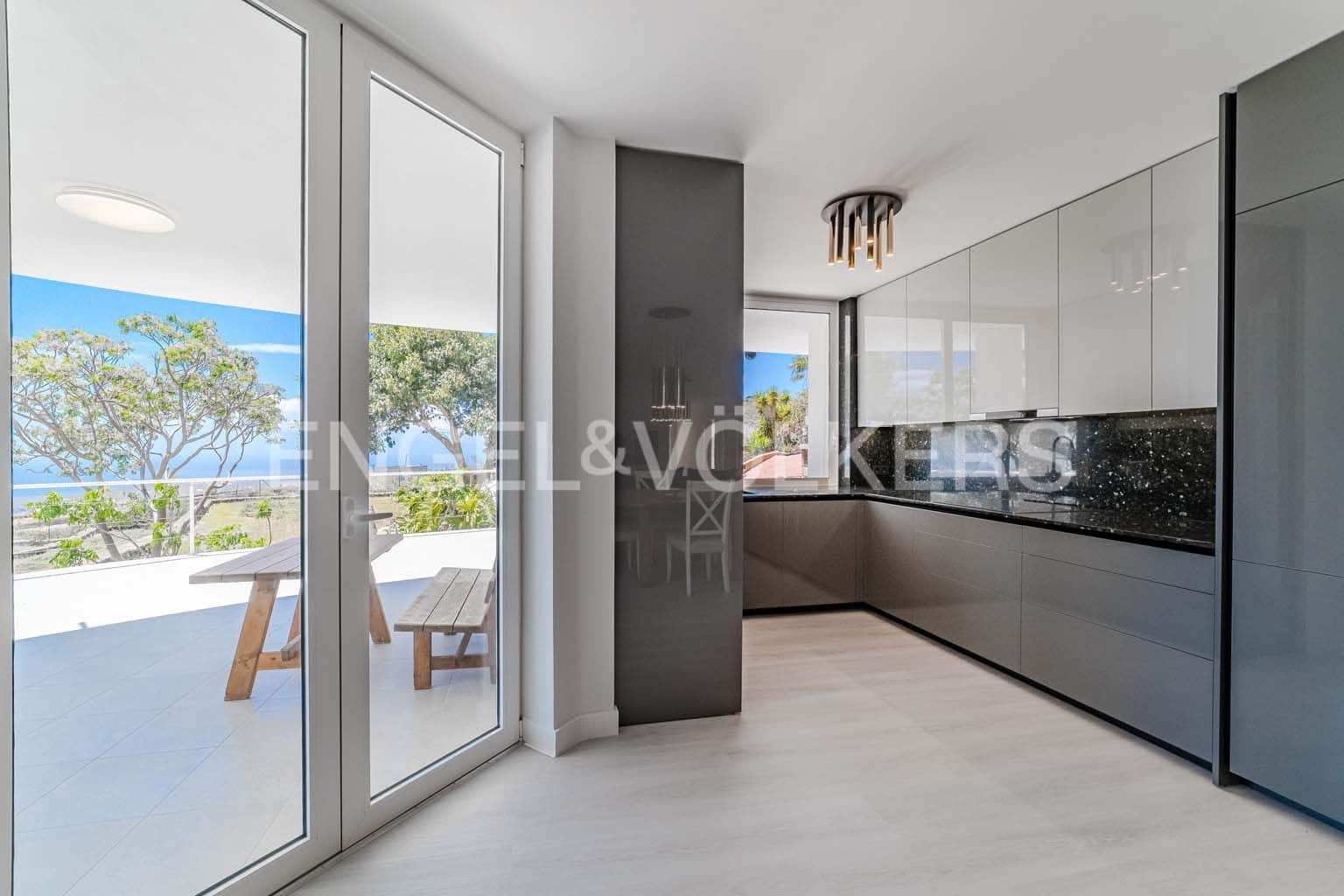 5 soverom Villa til salgs i San Miguel de Abona med svømmebasseng garasje - € 1 800 000 (Ref: 8968830)