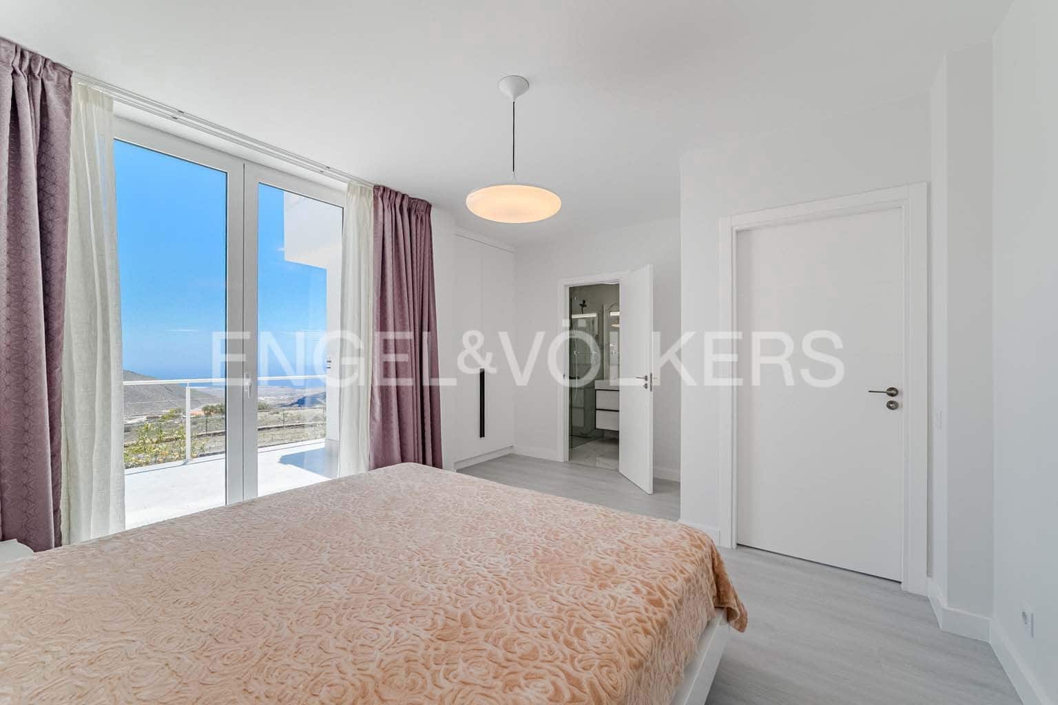 5 soverom Villa til salgs i San Miguel de Abona med svømmebasseng garasje - € 1 800 000 (Ref: 8968830)