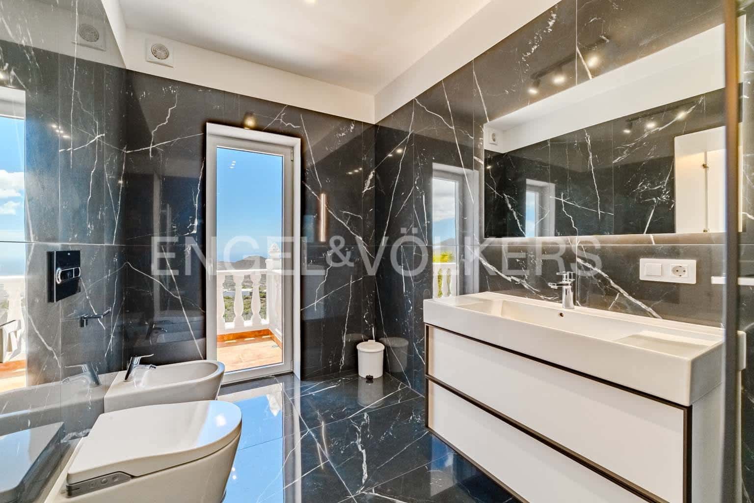 5 soverom Villa til salgs i San Miguel de Abona med svømmebasseng garasje - € 1 800 000 (Ref: 8968830)